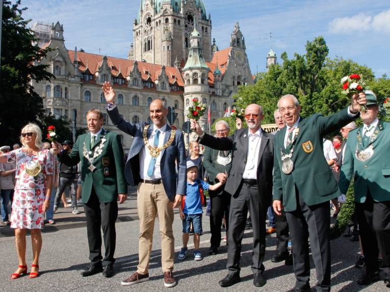 Menschen bei einem Festumzug.